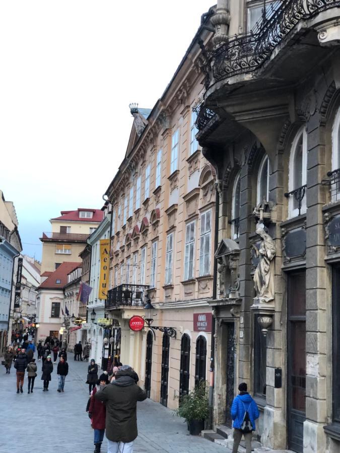 Pleasant Apartment Under The Bratislava Castle Exterior foto