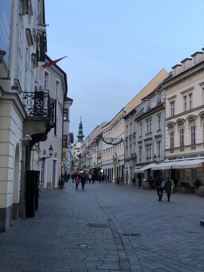 Pleasant Apartment Under The Bratislava Castle Exterior foto